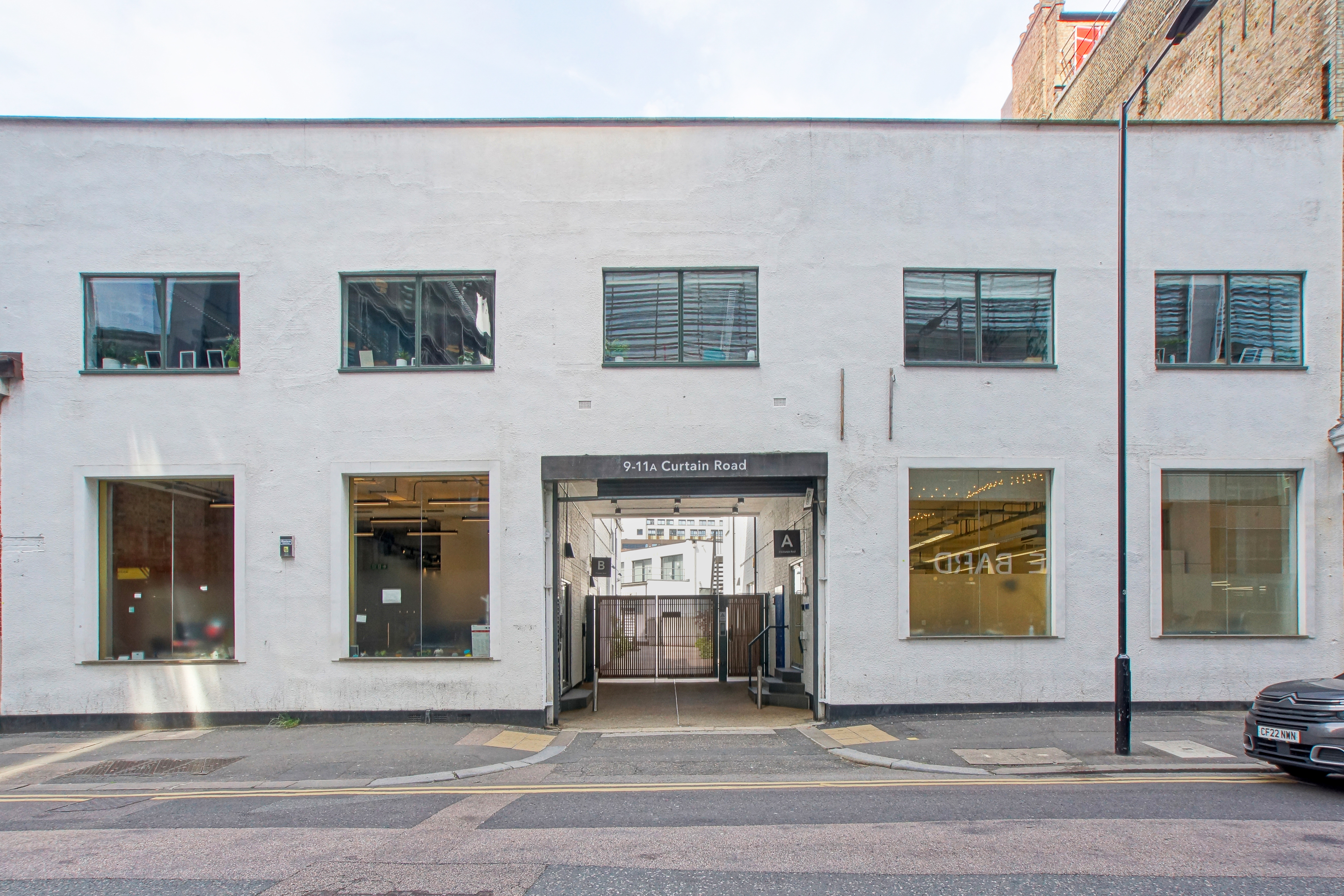 11 a Curtain Road photo 3
