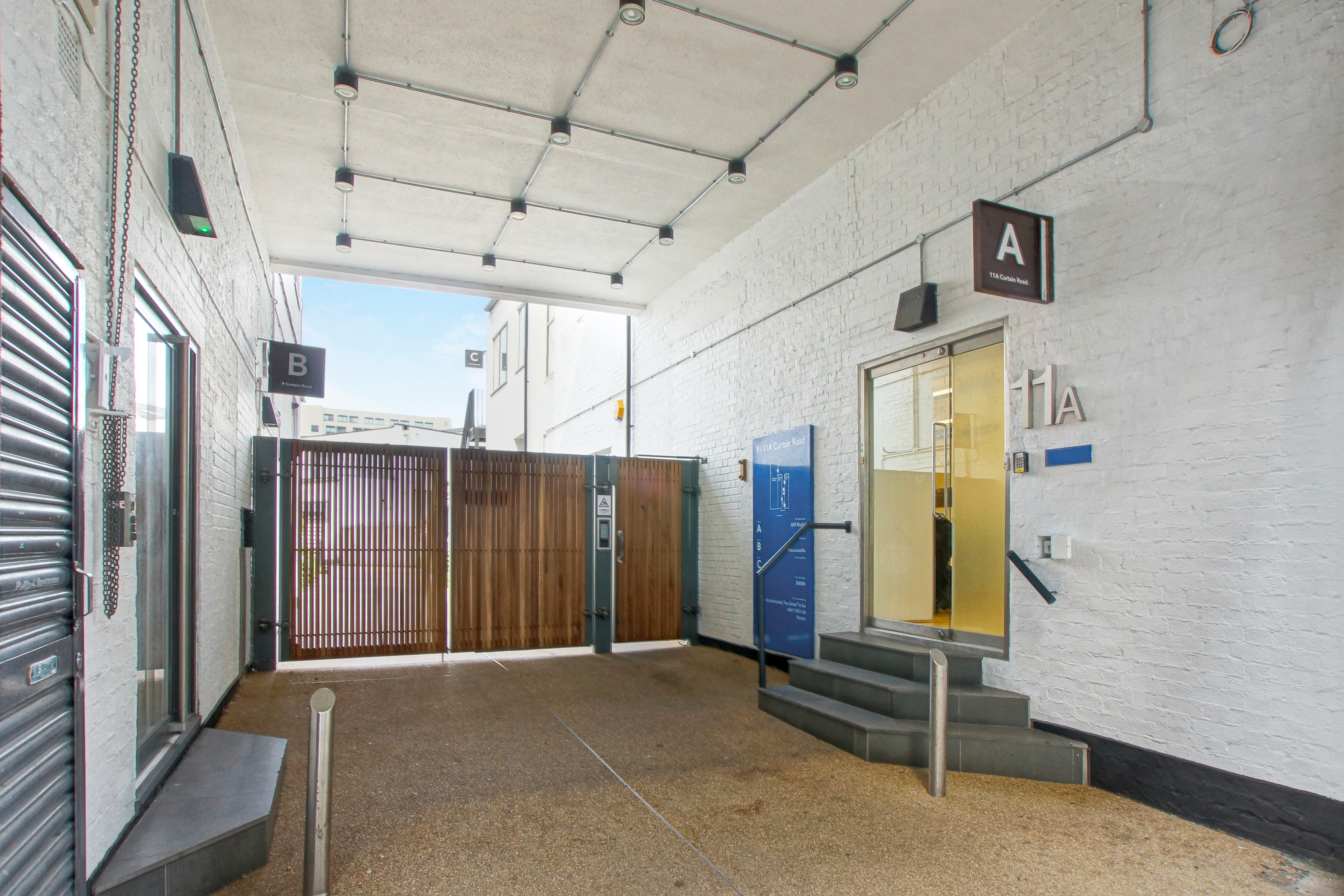 11 a Curtain Road photo 6